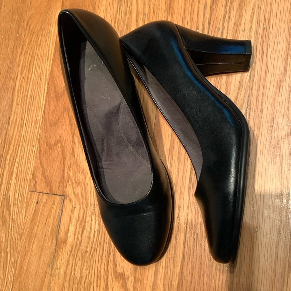 Women’s size 9 black high heel shoes.